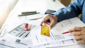 Cómo consolidar deudas de tarjetas de crédito: Brío
